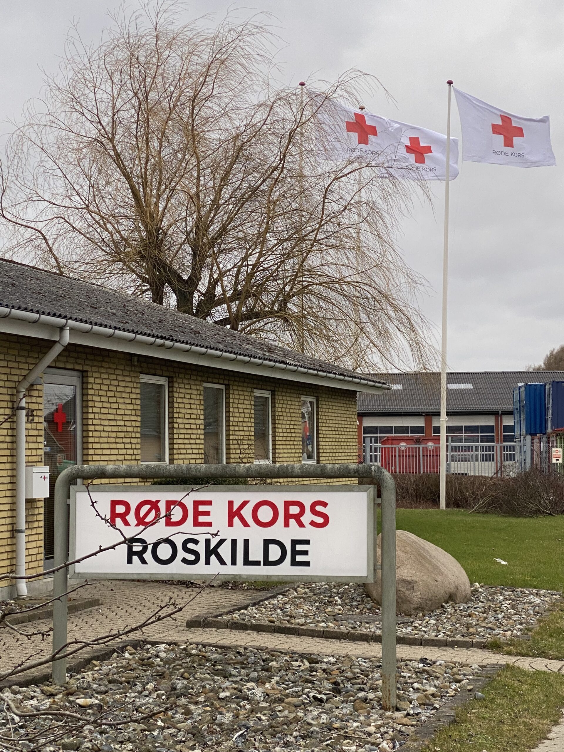 Betonvej med flag
